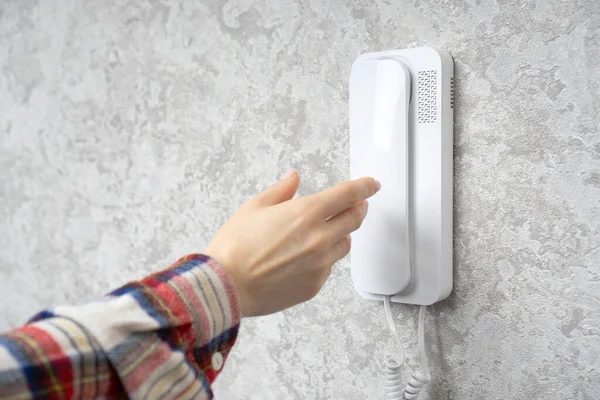 Mano Mujer Busca Receptor Intercomunicación Pared — Foto de Stock