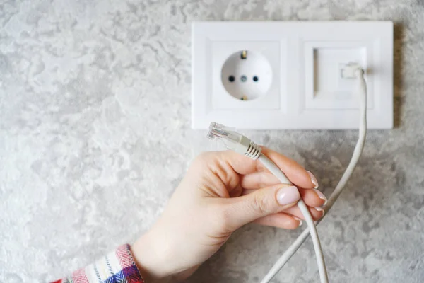 Câble Internet Entre Les Mains Des Femmes Prise Réseau Sur — Photo