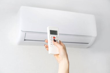 Klima uzaktan kumandası kadınların elinde..