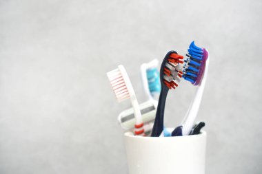 Tüm aile için bir bardak diş fırçası.