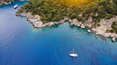 Akdeniz kıyısındaki yatın havadan görünüşü. İnsansız hava aracından Akdeniz doğası üst görünümü.