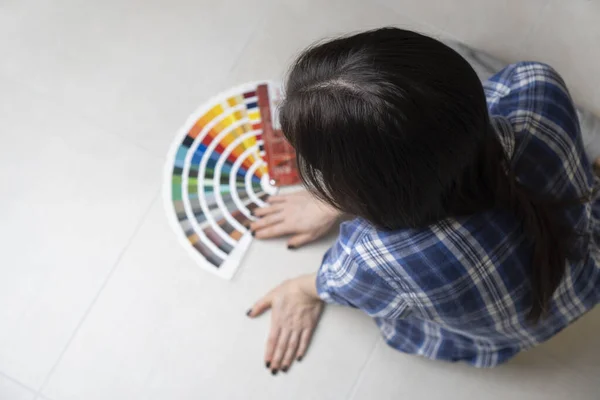 Una Mujer Diseñadora Eligiendo Color Interior Usando Paleta Colores Mientras —  Fotos de Stock