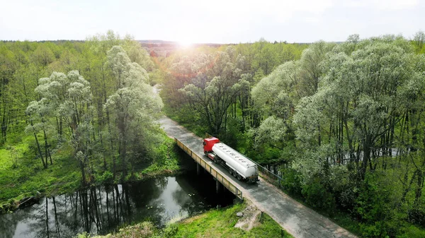 Légi Benzines Kocsi Átmegy Kis Vidéki Hídon Gyönyörű Természet Veszi — Stock Fotó