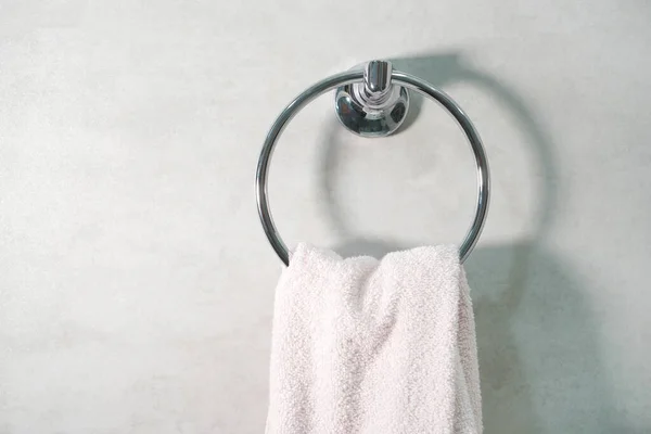 Een Ronde Handdoekring Aan Porseleinen Stenen Muur Handdoek Achtergrond — Stockfoto