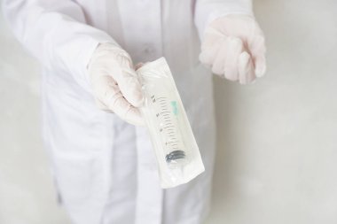 Doktorun elinde büyük bir şırınga.