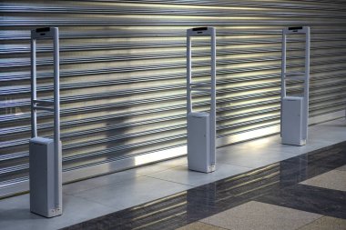 Kapalı dükkan ön tekerlek kepengi. Tecrit geçmişi. Karantina sırasında iş sorunları.