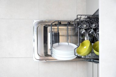 Entegre bulaşık makinesi yükleniyor. Bulaşık makinesi üst görünümünü aç.