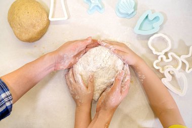 Anne ve çocuk birlikte kurabiye yapıyor. Üst görünüm.