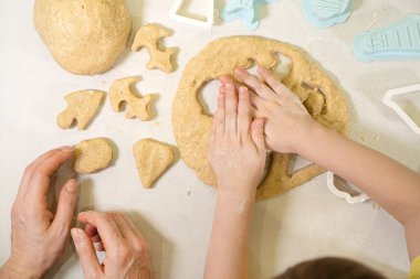 Annemle ev yapımı kurabiyeleri hazırlıyorum. Üst görünüm.
