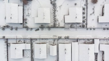 Havadan. Kışın köy caddesi. Kar, kulübelerin çatılarını kapladı. İHA 'dan üst görünüm.