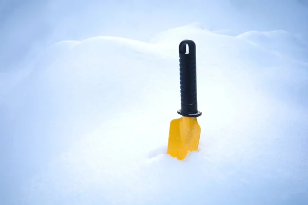 Schneehöhen Kleine Gelbe Gartenschaufel Steht Schnee — Stockfoto