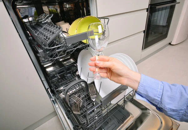 Kadın Eli Bulaşık Makinesinden Temiz Bardak Alıyor — Stok fotoğraf