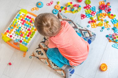 Montessori eğitim yöntemi. Küçük çocuk eğitici oyun yapımcısıyla oynuyor.. 