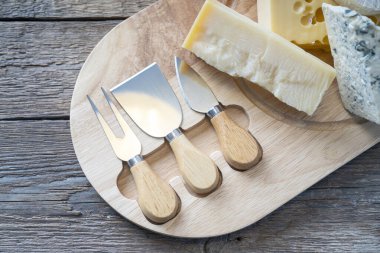 Peynir kesme bıçakları ve peynir ile tahta kesme. 