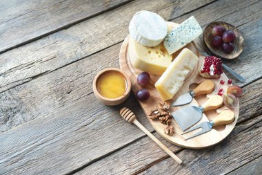 Peynirli peynir, parmesan peyniri, maasdam peyniri. Üst görünüm, alanı kopyala. 