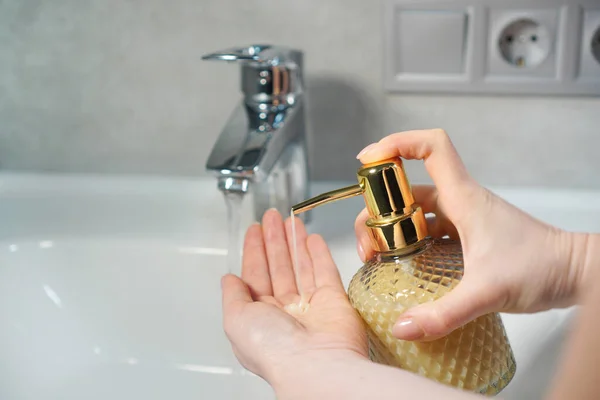 Hijyeni Sıvı Sabunlukla Ellerini Yıkamak — Stok fotoğraf