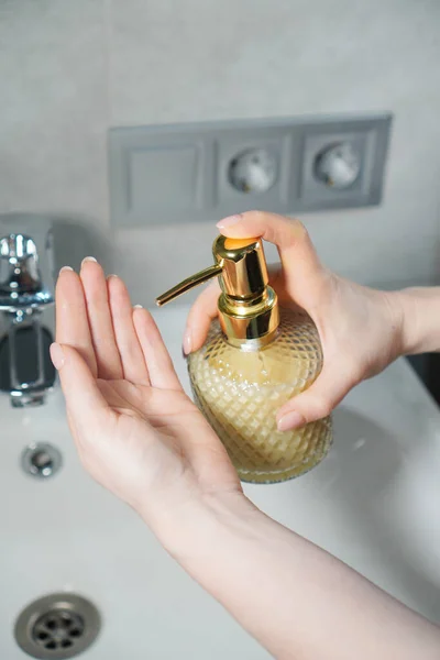 Handen Hygiëne Handen Wassen Met Een Vloeibare Zeepdispenser Verticale Fotografie — Stockfoto