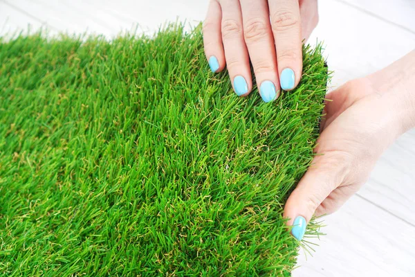 Manos Femeninas Sosteniendo Rollo Césped Artificial Verde — Foto de Stock