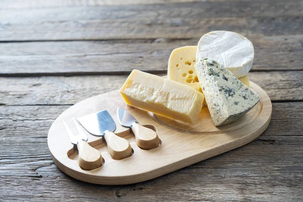 Kaasboord Met Camembert Kaas Parmezaanse Kaas Maasdammer Kaas Rustieke Voedselachtergrond — Stockfoto