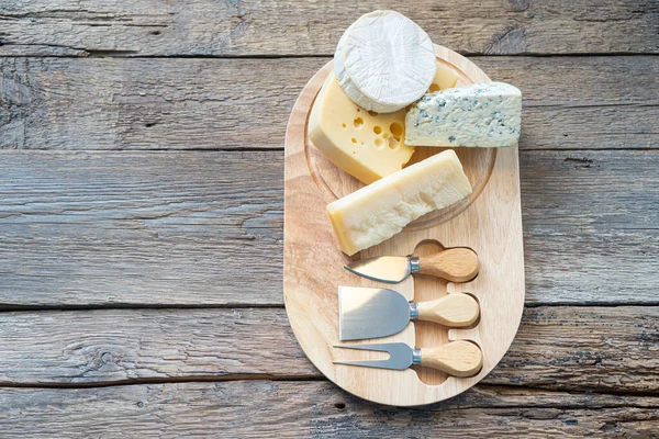 奶酪板与迷迭香奶酪 Parmesan奶酪 Maasdam奶酪 顶部视图 复制空间 — 图库照片