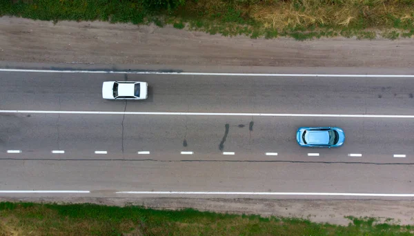 Воздушный Два Седана Едут Шоссе Вид Сверху Беспилотника — стоковое фото