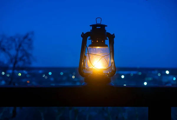 Relaxační Pozadí Starobylým Petrolejem Lampa Stole Proti Krajině Bokeh — Stock fotografie