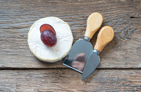 Formaggio Coltelli Rotondi Camembert Sull Autentica Tavola Legno — Foto Stock