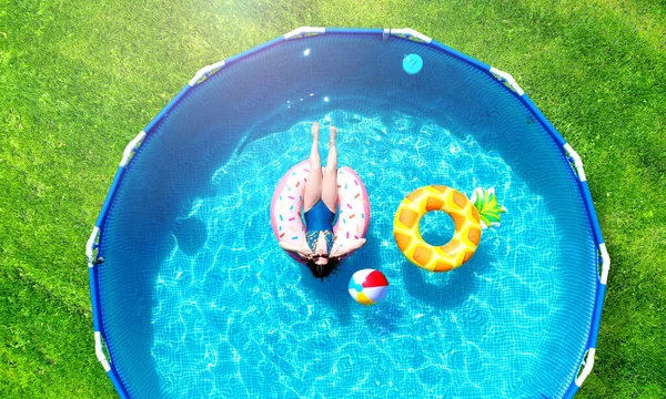 Aéreo Menina Descansando Uma Piscina Armação Metal Com Brinquedos Infláveis — Fotografia de Stock