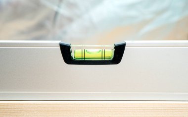 Su seviyesi aracı arka planı. İnşaat baloncukları ideal at kuyruğunu gösteriyor..