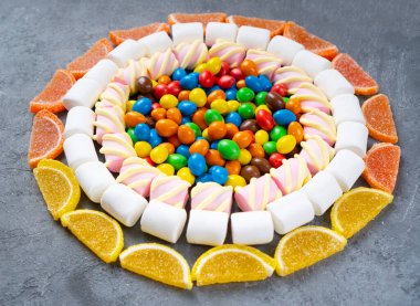 Tatlı ve şeker geçmişi. Şekerler bir daire şeklinde katlanmış..