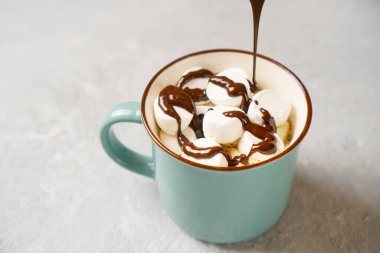 Lezzetli bir fincan kahve, marşmelov ve sıcak çikolata..