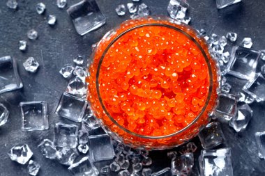 Cam bir kavanozda soğutulmuş kırmızı havyar. Üst Manzara. Kırpılmış.