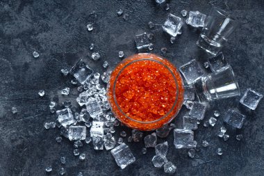 Kırmızı havyar ve buzda votka bardakları. Mükemmel atıştırmalık Üst görünüm. 