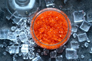 Kavanozda kırmızı havyar, yakın plan. Üst görünüm.