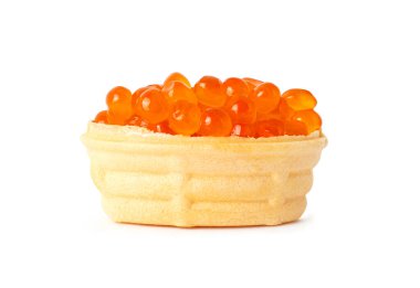 Beyaza izole edilmiş kırmızı havyarlı turta. Kırmızı somon balığı havyarı..