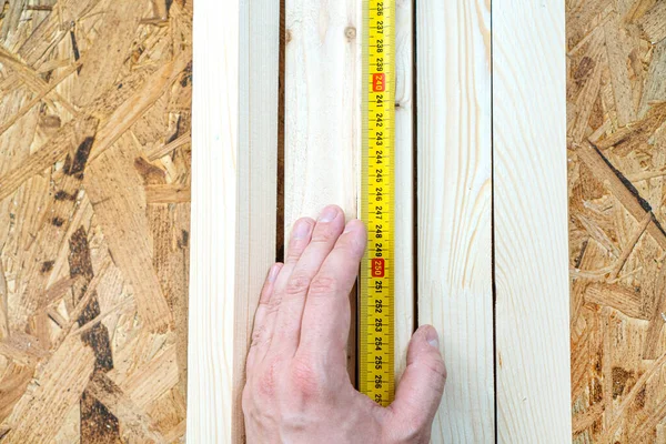 Руки Плотника Измеряют Деревянную Доску Рулеткой — стоковое фото