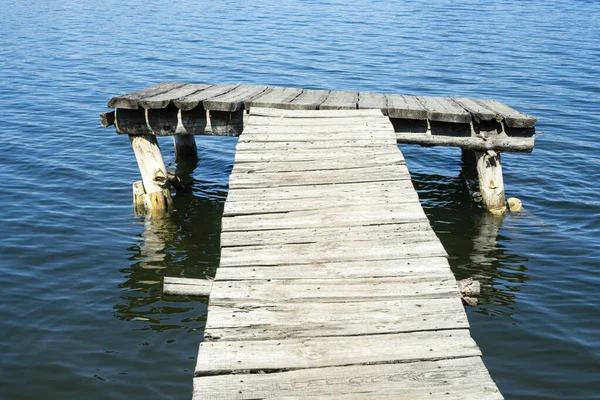 Velho Convés Madeira Vazio Num Lago Píer Pesca Feito Com — Fotografia de Stock