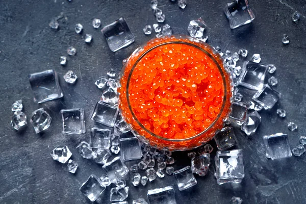 Cam bir kavanozda soğutulmuş kırmızı havyar. Üst görünüm.