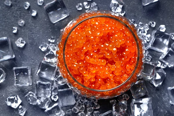 Cam bir kavanozda soğutulmuş kırmızı havyar. Üst Manzara. Kırpılmış.