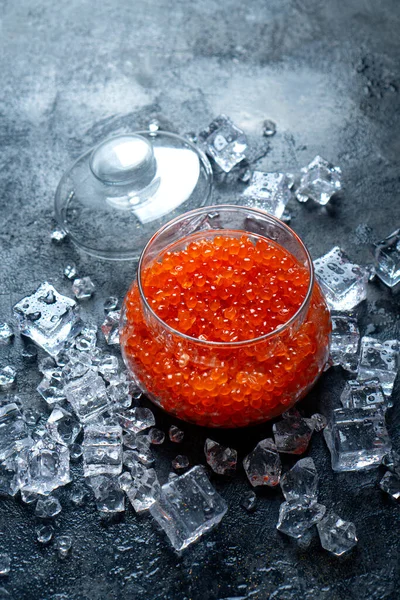 Mükemmel kırmızı somon havyarı arka planı. Dikey fotoğraf.