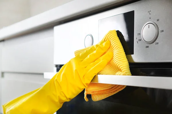Temizlik Işi Sarı Lastik Eldivenli Kadın Eli Mikrofiberli Mutfak Cephesinde — Stok fotoğraf