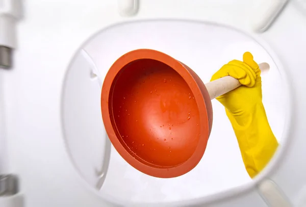 Reinigung Der Toilette Mit Einem Kolben Badezimmer Toilette Kolbenabsaugung Einer — Stockfoto