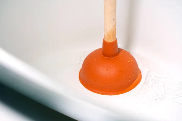 Kanalizasyon Tıkanıklığı Pompayla Temizleniyor Banyodaki Borular Tıkanmış — Stok fotoğraf
