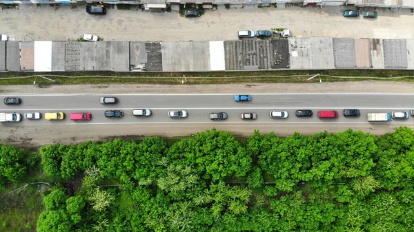 Flygplan Bilar Trafikerar Asfaltvägen Mellan Grön Skog Och Garage Ovanifrån — Stockfoto