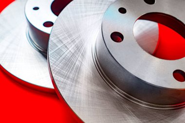 Kırmızı arka planda araba diski frenleri