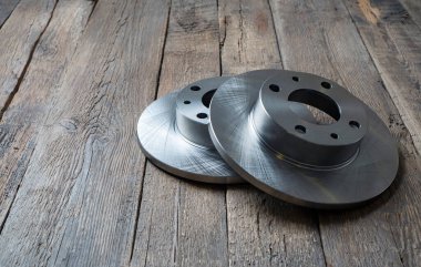 Ahşap arka planda araba diski frenleri