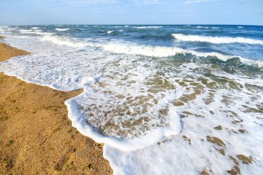Kumsalda güzel deniz dalgaları