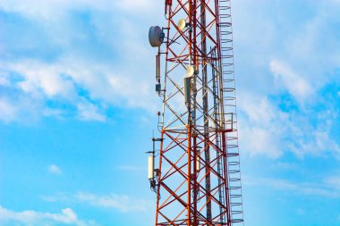 Gökyüzüne karşı büyük bir baz istasyonu.