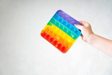 Patlat baloncuk oyuncağı Bir çocuğun elinde