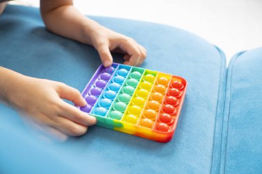 Bir çocuğun ellerinde kabarcıklı oyuncağı patlat